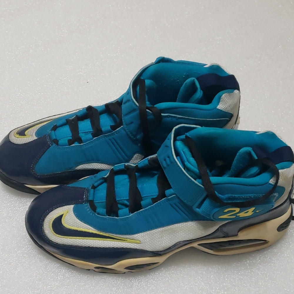 NIKE - Picture 12 of 16